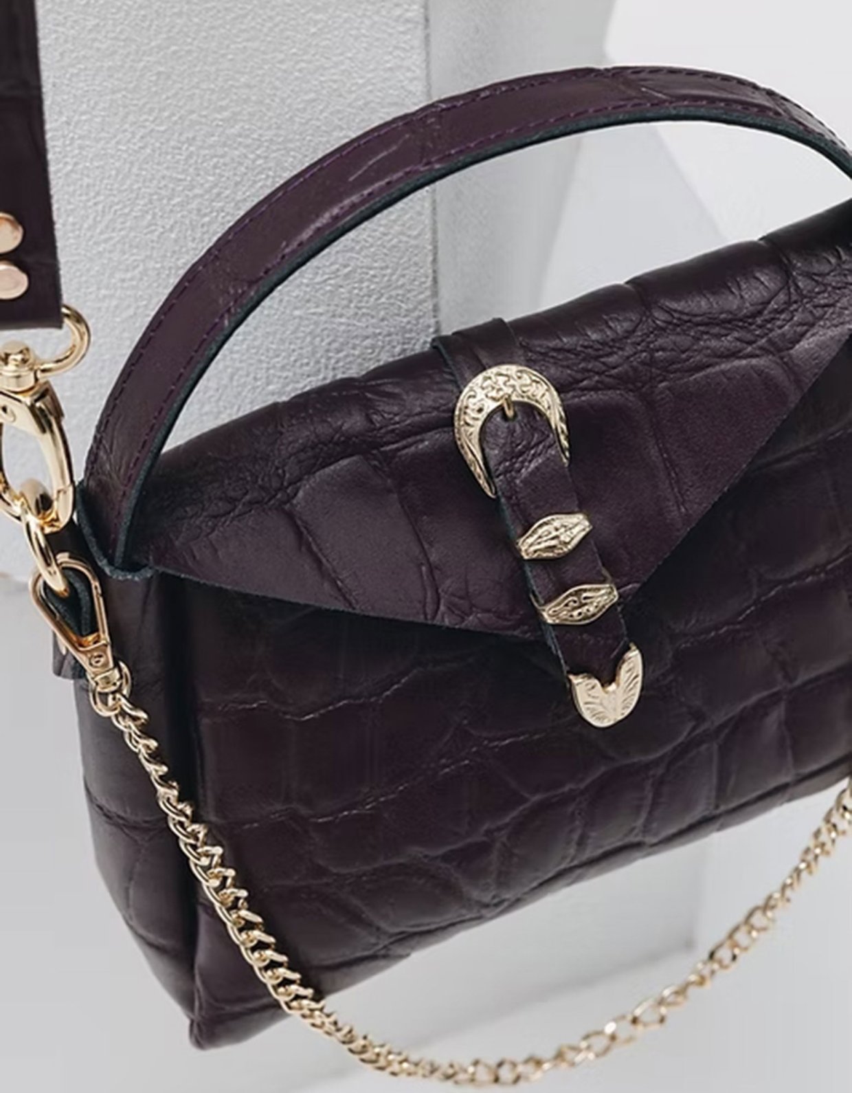 Individual Art Leather Here with me bag dark plum-gold